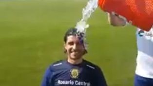 El Loco Abreu aceptó el desafío del baldazo de agua fría que le hizo la concejal del PRO Anita Martínez