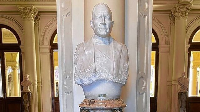 El busto de Irigoyen fue repuesto esta mañana a su lugar habitual.
