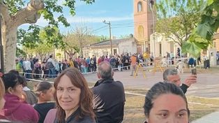 Una multitud acudió a Leda Bergonzi en la parroquia de Fuentes