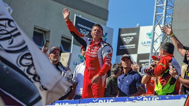 Guillermo Ortelli se despidió del automovilismo en La Pampa y fue ovacionado por una multitud.