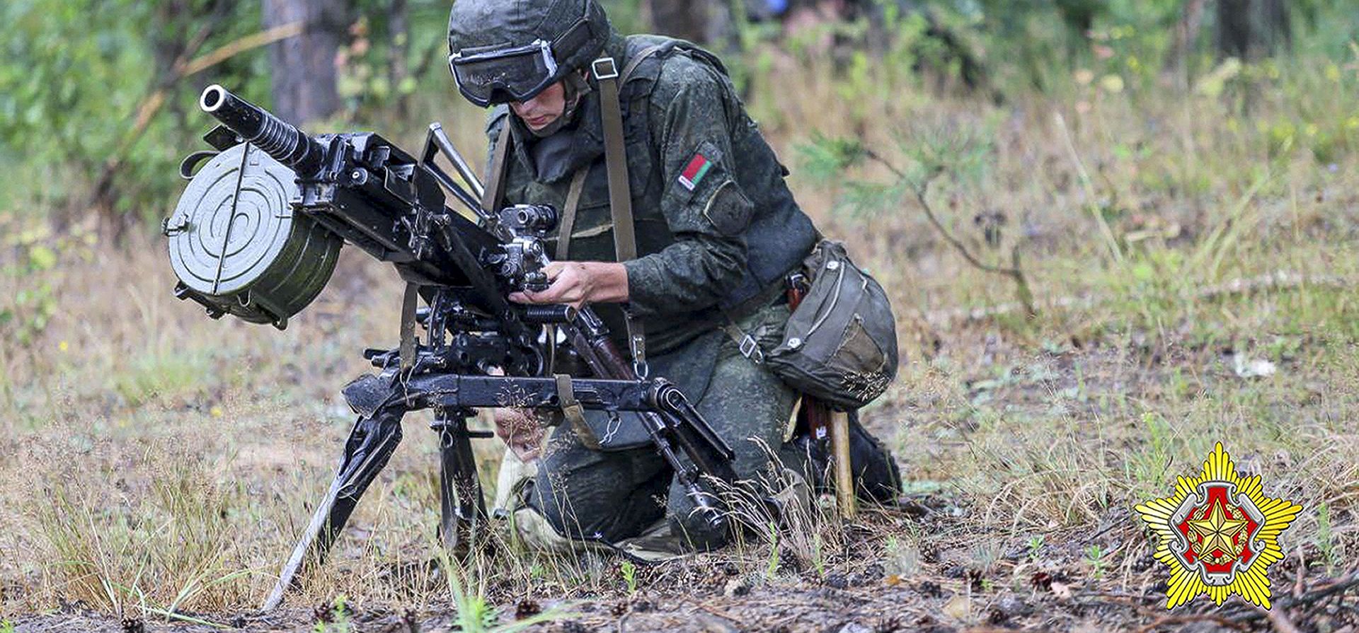 Un soldado bielorruso de las Fuerzas de Operaciones Especiales (SOF) se prepara para disparar con un lanzagranadas automático durante las maniobras de una semana con un combatiente mercenario de la compañía militar privada Wagner, que se llevará a cabo en un campo de tiro cerca de la ciudad fronteriza de Brest, Bielorrusia. (Ministerio de Defensa de Bielorrusia vía AP) Un soldado bielorruso de las Fuerzas de Operaciones Especiales (SOF) se prepara para disparar con un lanzagranadas automático durante las maniobras de una semana con un combatiente mercenario de la compañía militar privada Wagner, que se llevará a cabo en un campo de tiro cerca de la ciudad fronteriza de Brest, Bielorrusia. (Ministerio de Defensa de Bielorrusia vía AP)