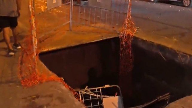 Los bomberos estaban procurando rescatar la moto esta noche de adentro del pozo. (Foto: captura de TV)