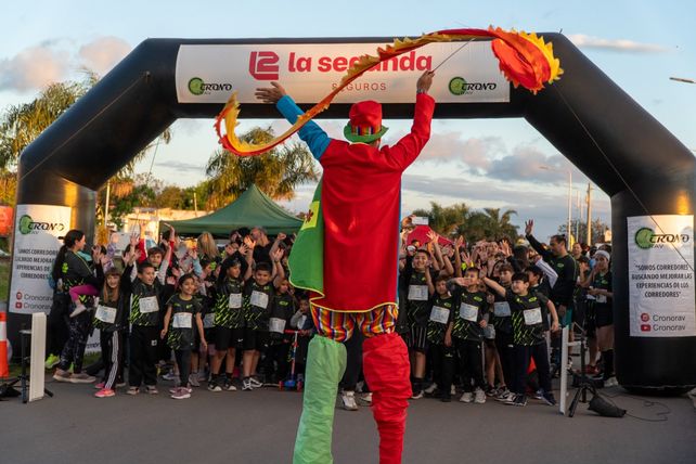 Más de 1.000 deportistas de todas las edades participaron en la primera maratón nocturna de Timbúes