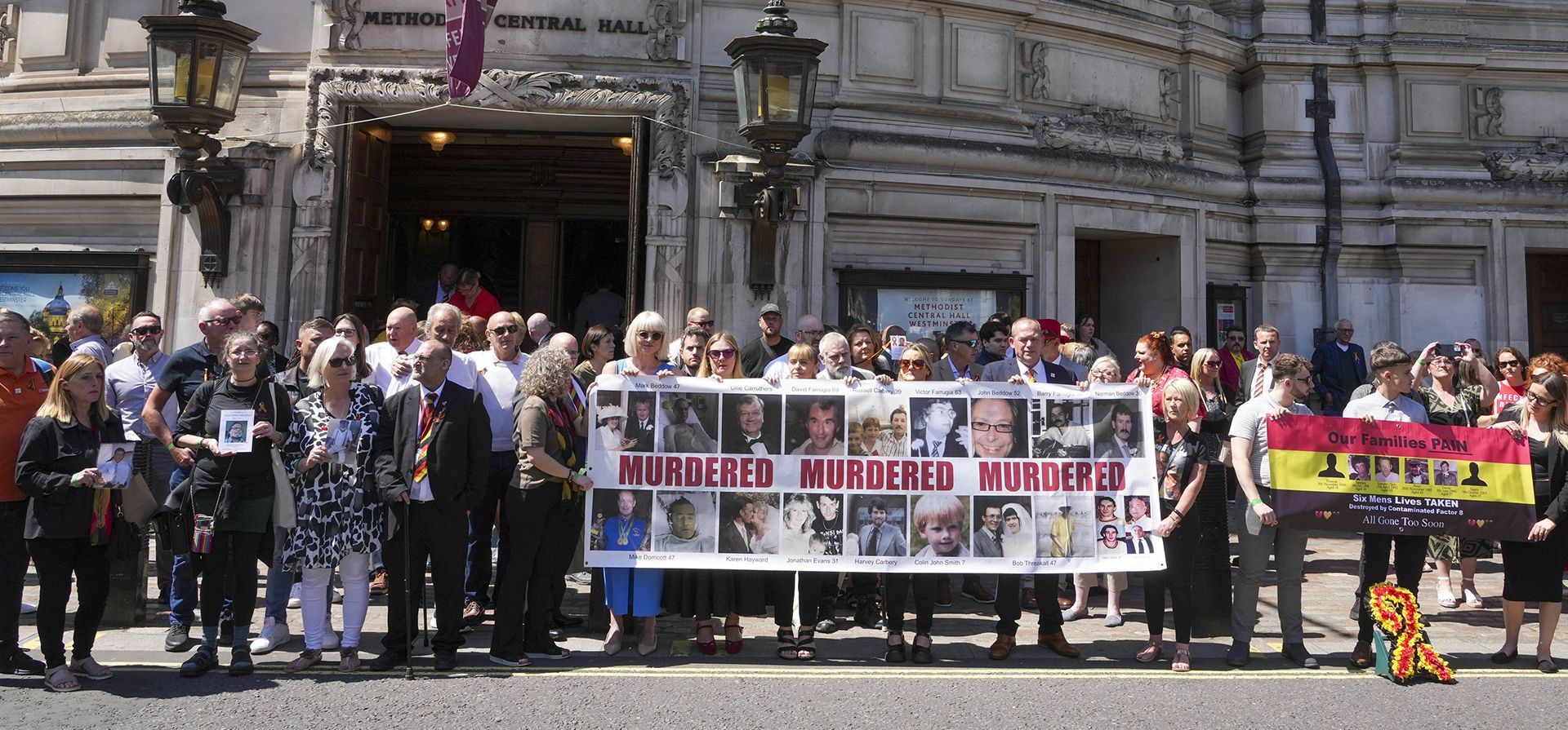 La gente lleva fotografías de familiares mientras se reúnen frente al Central Hall en Westminster en Londres, después de la publicación del informe Infected Blood Enquiry, el lunes 20 de mayo de 2024. Decenas de miles de pacientes murieron, a través de sangre y productos sanguíneos contaminados, y se ocultó la verdad sobre el desastre durante décadas, según descubrió el lunes una investigación sobre el escándalo de sangre infectada en el Reino Unido. (Jeff Moore/PA vía AP) La gente lleva fotografías de familiares mientras se reúnen frente al Central Hall en Westminster en Londres, después de la publicación del informe Infected Blood Enquiry, el lunes 20 de mayo de 2024. Decenas de miles de pacientes murieron, a través de sangre y productos sanguíneos contaminados, y se ocultó la verdad sobre el desastre durante décadas, según descubrió el lunes una investigación sobre el escándalo de sangre infectada en el Reino Unido. (Jeff Moore/PA vía AP)