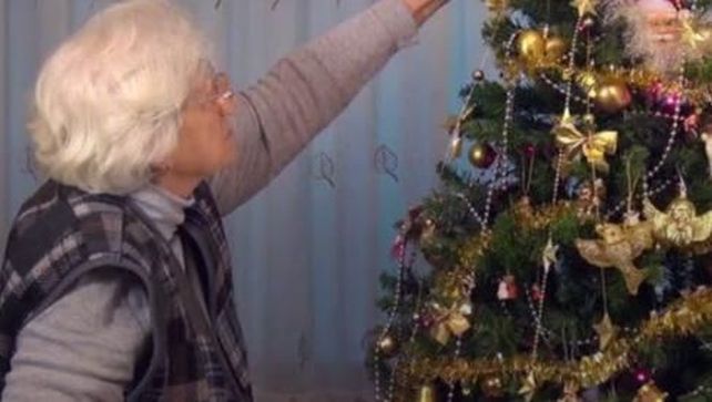 Abuela colgó tanga en el arbolito pensando que era un adorno