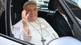 Papa Francisco obtuvo el alta y salió sonriendo del Gemelli