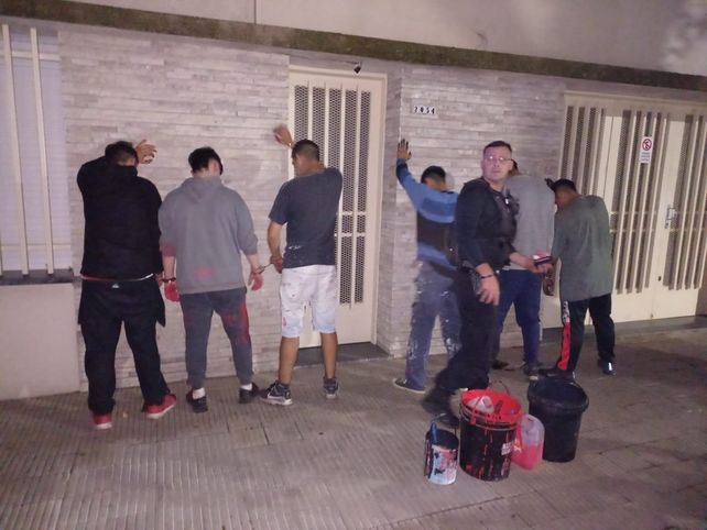 Detuvieron a diez personas por pintadas futboleras en columnas del alumbrado público