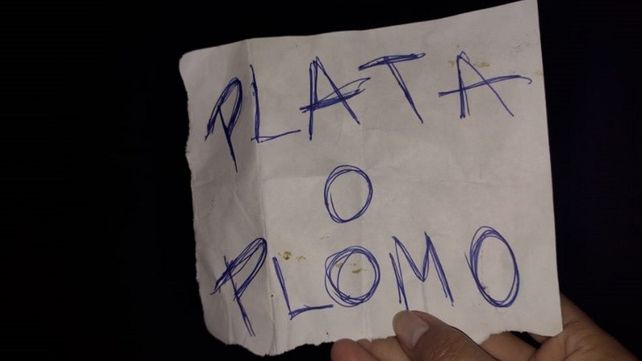 Una nota dejada en una casa baleada con el sello que se adjudicaba Lucho.