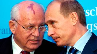 Gorbachov conversa con Putin durante una cumbre en Alemania en diciembre de 2004.&nbsp;