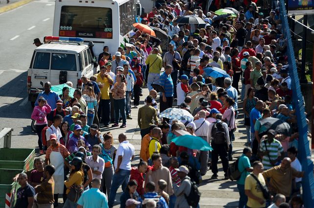 Penurias. Interminables colas de venezolanos frente al Banco Central para intentar depositar o canjear el devaluado billete de cien bolívares.