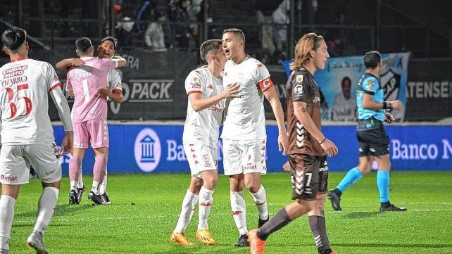 Huracán cortó una racha de 11 partidos y le metió presión a Colón y Unión en la lucha por no descender.