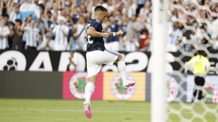 Lautaro Martínez celebra su gol de penal. Fue la apertura de la selección argentina.