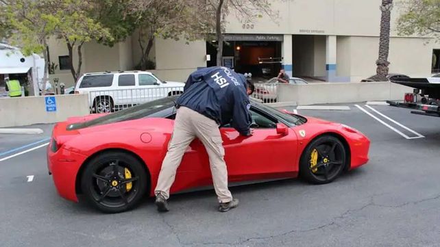 Un agente federal incauta un Ferrari que fue comprado con lo que el gobierno dice que fueron fondos de APP obtenidos de manera fraudulenta. Foto: (Servicio de Inmigración y Control de Aduanas de EE. UU.)