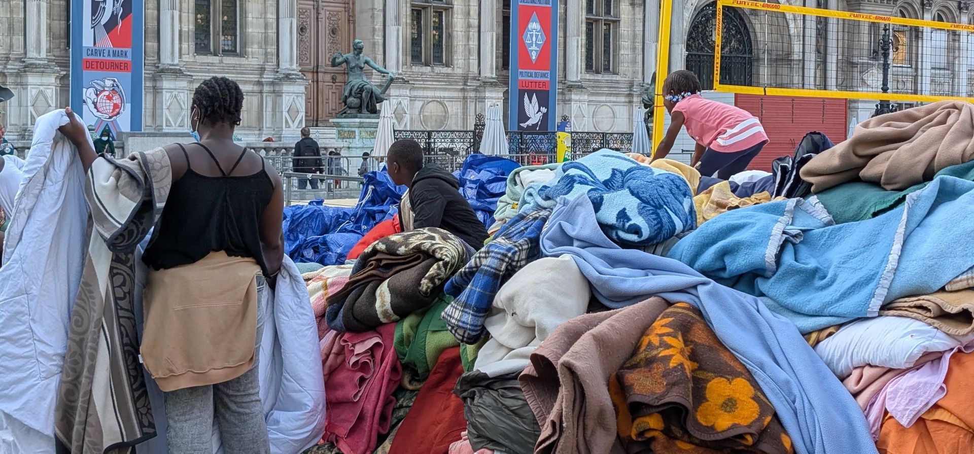 Fuerzas de seguridad se preparan para evacuar un campamento de migrantes de 250 personas, establecido por la asociación humanitaria Utopía 56 frente al ayuntamiento, por orden del Alcalde. París, Francia. Fotografía: Luc Auffret/Anadolu/Getty Images Fuerzas de seguridad se preparan para evacuar un campamento de migrantes de 250 personas, establecido por la asociación humanitaria Utopía 56 frente al ayuntamiento, por orden del Alcalde. París, Francia. Fotografía: Luc Auffret/Anadolu/Getty Images