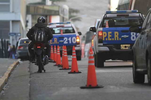 En calle Córdoba ponen conitos para que no estacionen los autos en lo que parece una ciclovía pero que realidad sirve para que estacionen las motos.&nbsp;