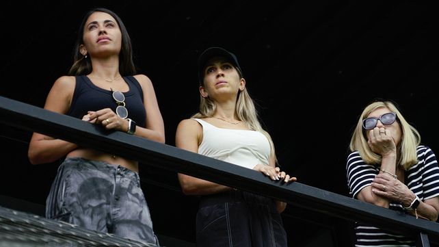 Antonela Roccuzzo, Sofía Balbi y Celia Cuccittini vieron el partido desde el palco.