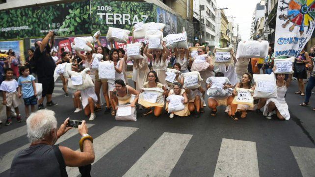 Las calles céntricas se poblaron de un culturazo contra el ajuste del gobierno de Milei