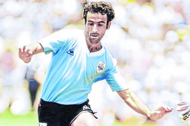 El gran delantero uruguayo Antonio Alzamendi.