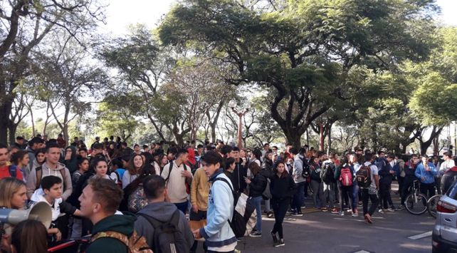 Movilización alumnos del Isef frente a la puerta del Ministerio de Educación