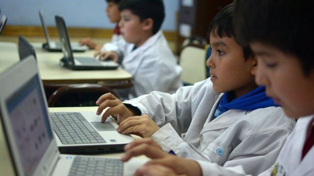 Los docentes reclaman que la informática sea incorporada como área curricular tanto en la educación primaria como secundaria.