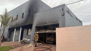 Concordia: incendió destruyó dos vehículos de alta gama