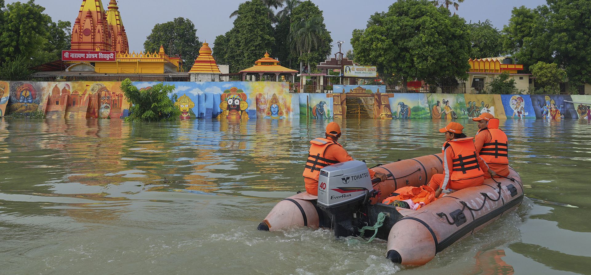 Miembros de la Fuerza Nacional de Respuesta a Desastres de la India (NDRF) reman junto a un templo sumergido a orillas del río Ganges tras las fuertes lluvias monzónicas en Prayagraj, India, el martes 5 de agosto de 2025. (Foto AP/Rajesh Kumar Singh) Miembros de la Fuerza Nacional de Respuesta a Desastres de la India (NDRF) reman junto a un templo sumergido a orillas del río Ganges tras las fuertes lluvias monzónicas en Prayagraj, India, el martes 5 de agosto de 2025. (Foto AP/Rajesh Kumar Singh)