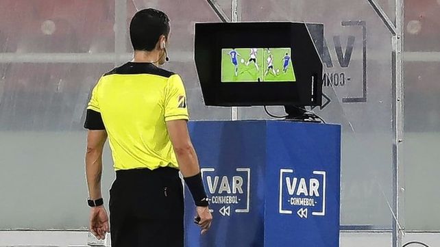 El problema en Sudamérica es la formación de los árbitros VAR
