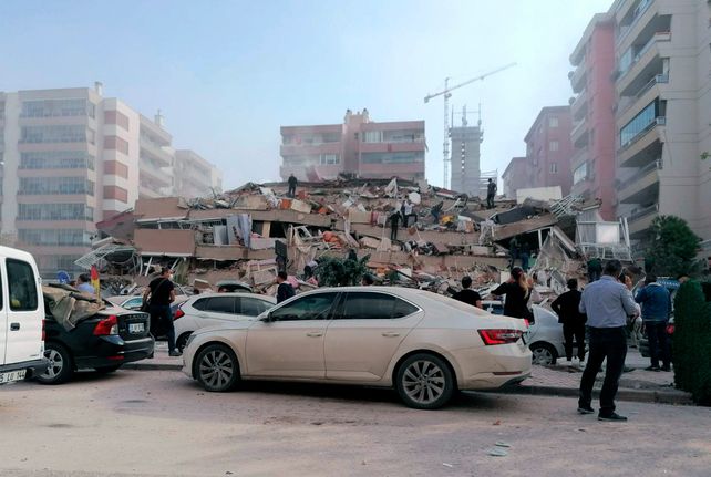 Turquía: impactantes imágenes del colapso de edificios por el terremoto y tsunami