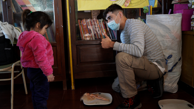 Los médicos logran una complicidad inmediata con los alumnos de la escuela para hacer las revisaciones.