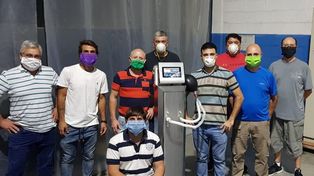 Los emprendedores que llevaron adelante la tarea de la creación del ventilador mecánico que se fabrica en Santa Fe