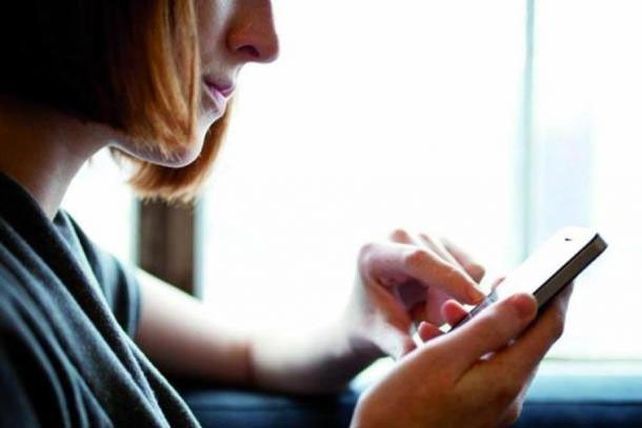 Una mujer sufrió el primer caso de WhatsAppitis