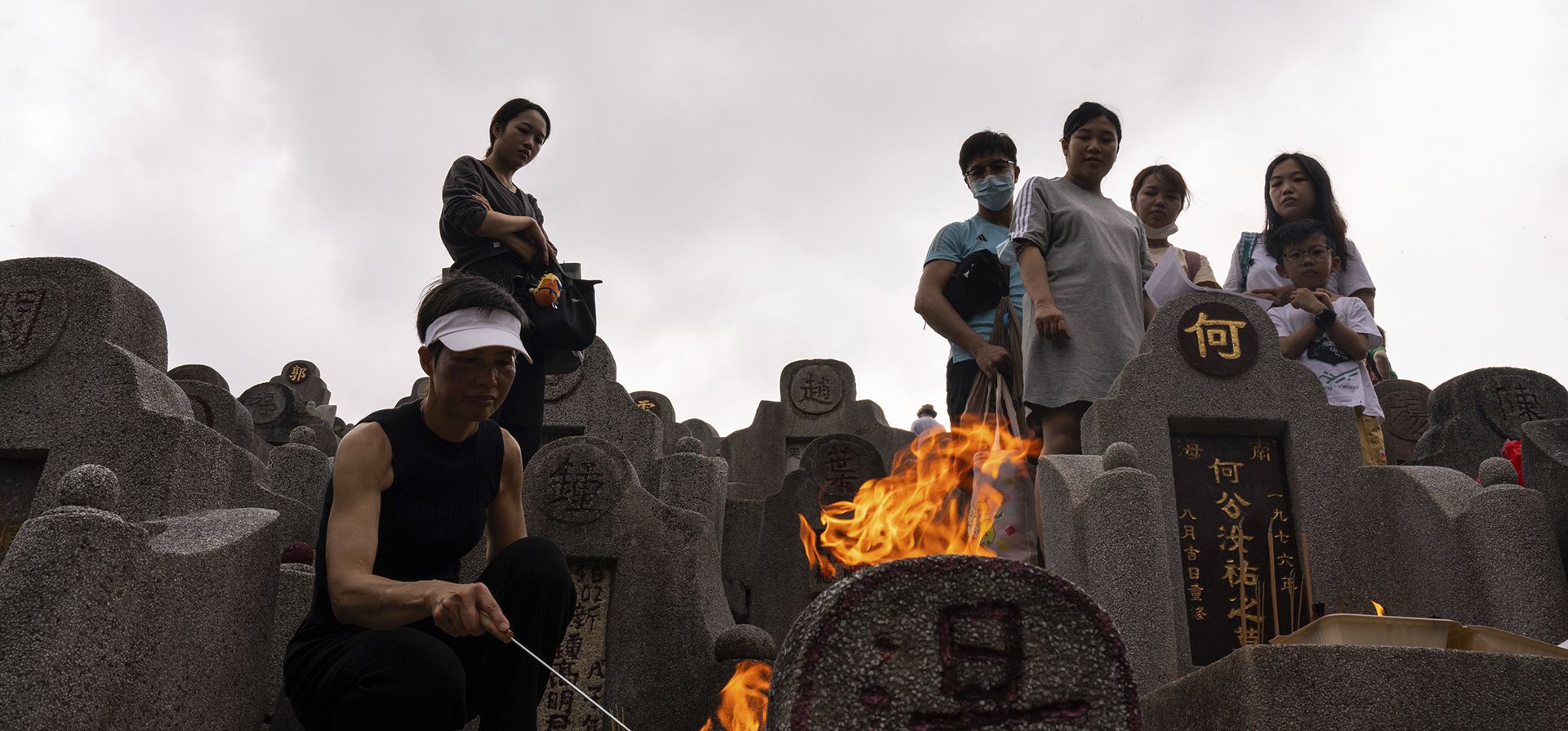 Los fieles honran a sus antepasados en un cementerio durante el festival Ching Ming, o Día de Limpieza de Tumbas, en Hong Kong, el miércoles 4 de abril de 2024. (Foto AP/Louise Delmotte)