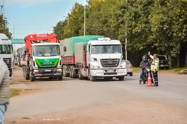 Puerto San Martín eligió priorizar la vida sobre las jurisdicciones y reparará parte de la ruta 11