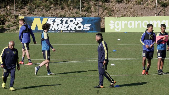 Carlos Tevez verá al equipo en acción este miércoles en el Gigante y allí tomaría una decisión.
