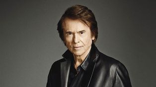Tras varios días internado y especulaciones sobre un ACV, el cantante español Raphael recibió un diagnóstico