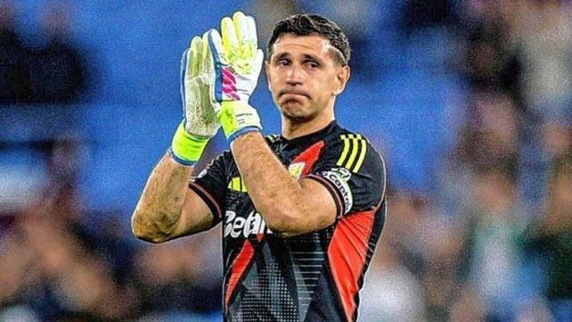 Dibu Martínez se retiró emocionado en lo que pudo haber sido su último partido atajando para el Aston Villa en condición de local. Dibu Martínez se retiró emocionado en lo que pudo haber sido su último partido atajando para el Aston Villa en condición de local.