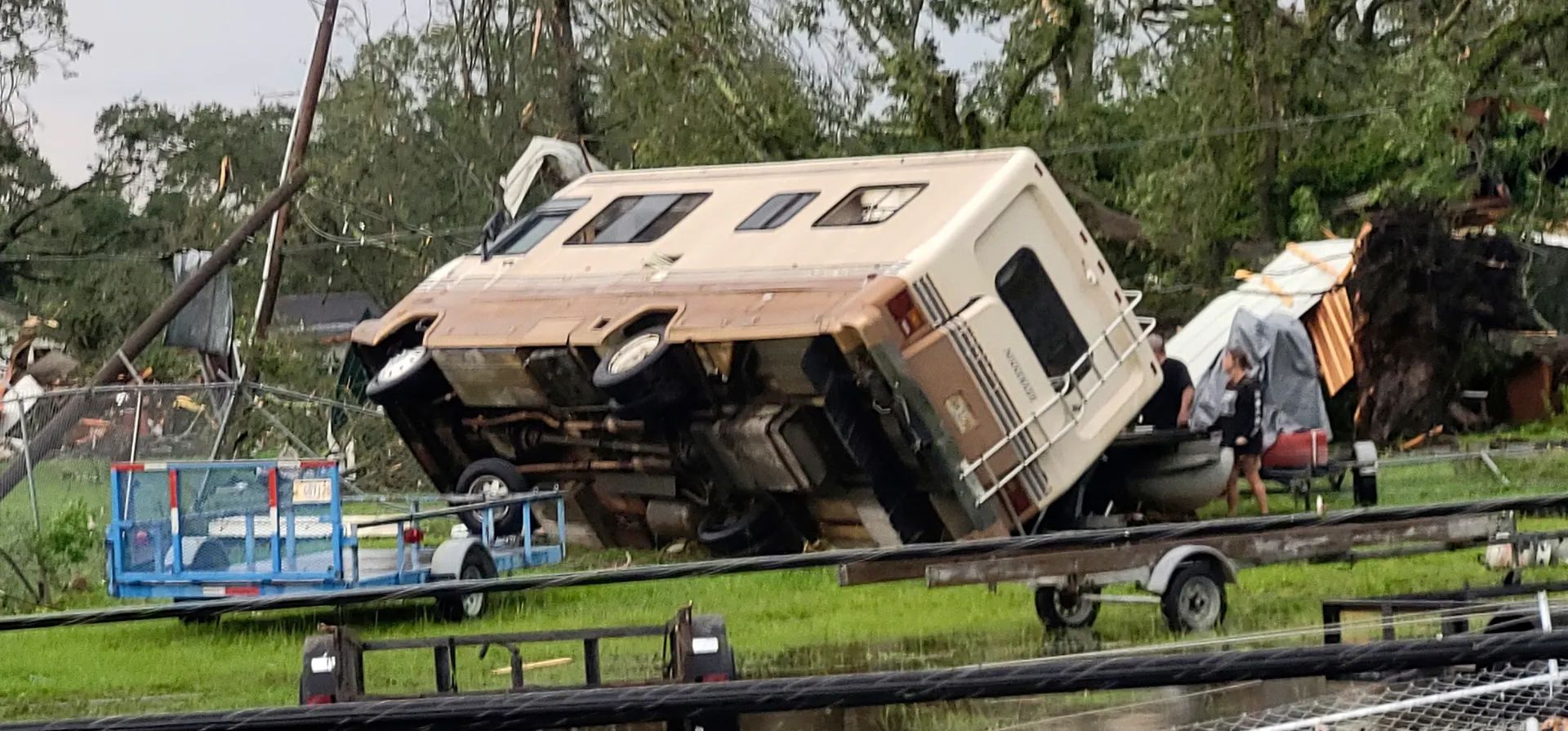Moss Point, Estados Unidos. Una casa móvil se volvió de lado después de que un tornado azotara la ciudad en el condado de Jackson, Mississippi. Fotografía: Blake Kaplan/AP Moss Point, Estados Unidos. Una casa móvil se volvió de lado después de que un tornado azotara la ciudad en el condado de Jackson, Mississippi. Fotografía: Blake Kaplan/AP