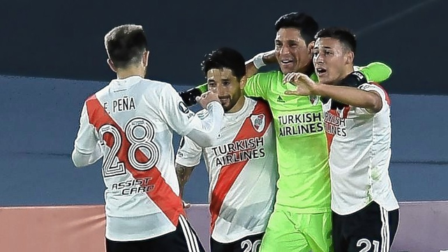 River logró un triunfo histórico al derrotar a Independiente Santa Fe por 2-1 con Enzo Pérez de arquero.