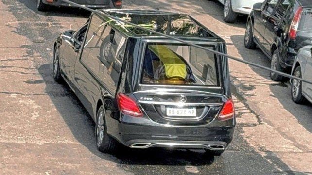 Con aplausos y cantos: salió el cortejo con los restos de Russo