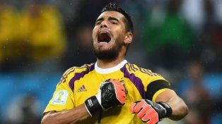 El experimentado Sergio Romero tiene chances de atajar el viernes en Argentinos ante Newells.