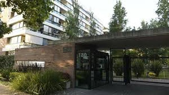Un familiar de Privitera le habría vendido al ex comisario Makhat un departamento del condominio.