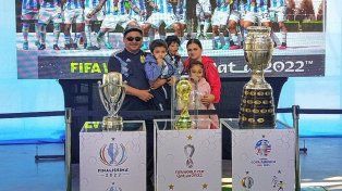 Miles de ciudadanos accedieron a la sala mayo para adquirir una imagen con las copas obtenidas por el seleccionado argentino de fútbol. Furor por la Scaloneta.