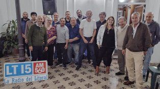 El personal de la emisora reunido para festejar un nuevo aniversario.