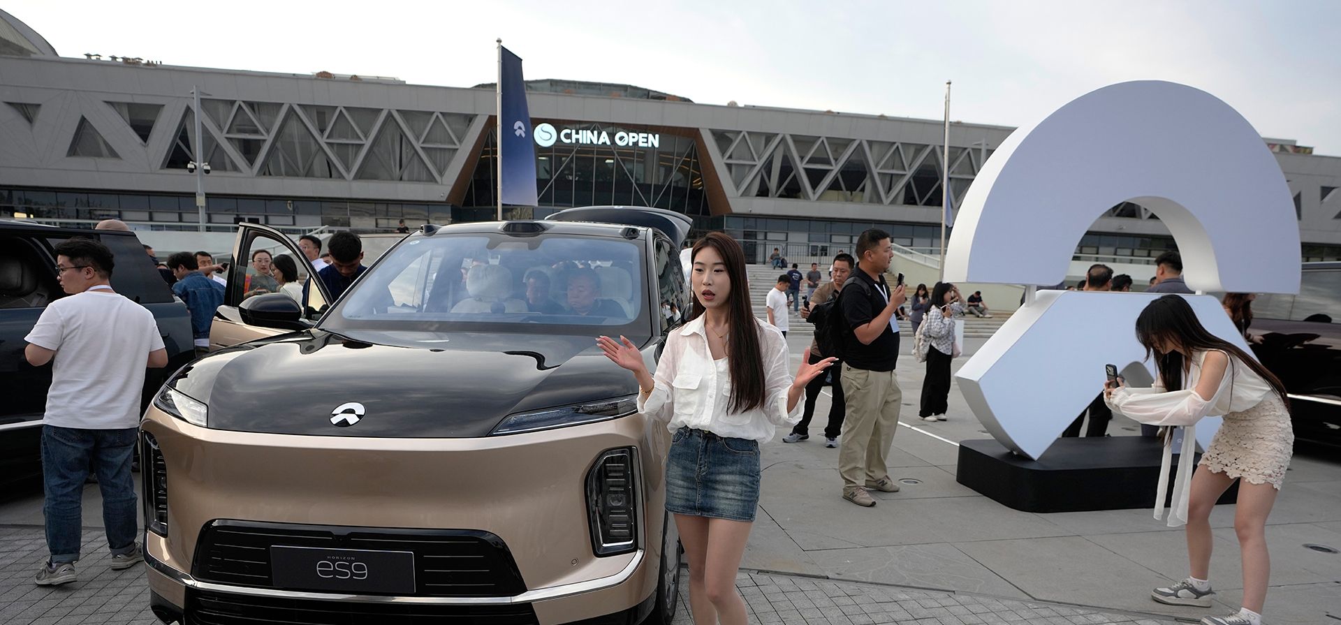 Una promotorapresenta en directo el SUV eléctrico de lujo ES9 del fabricante chino NIO durante un evento de lanzamiento en Pekín, China, el miércoles 27 de mayo de 2026. (Foto AP/Andy Wong) Una promotorapresenta en directo el SUV eléctrico de lujo ES9 del fabricante chino NIO durante un evento de lanzamiento en Pekín, China, el miércoles 27 de mayo de 2026. (Foto AP/Andy Wong)