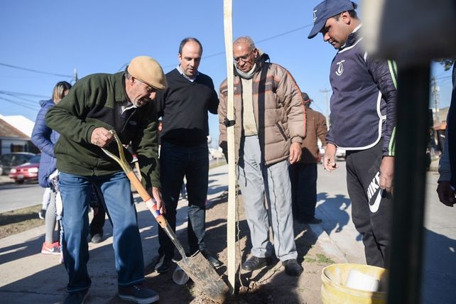 Trabajando en equipo con los vecinos, estamos cambiando Coronel Dorrego