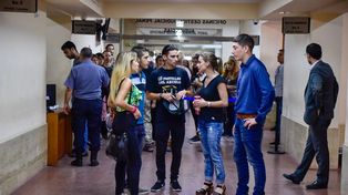 Un grupo de jóvenes afectados por la golpiza en las Cuatro Plazas durante una audiencia judicial por el caso.&nbsp;
