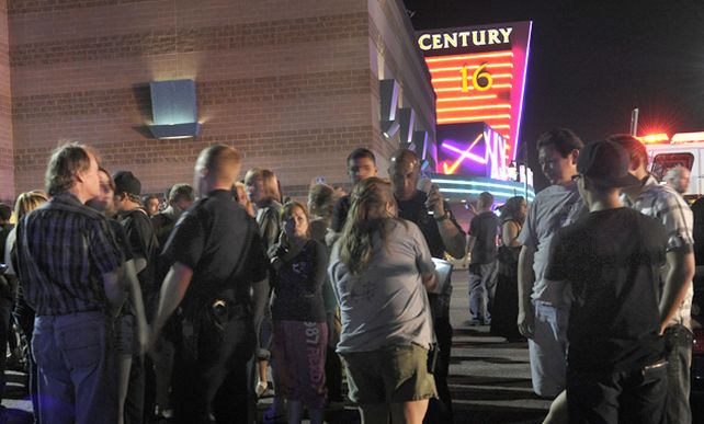 Algunos testigos relataron a la radio 850 KOA cómo un individuo que llevaba una máscara de gas abrió fuego en el cine de Aurora. (Foto: AP)
