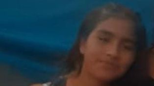 Al momento de su desaparición, la menor vestía un pantalón rosado, remera blanca y musculosa lila, zapatillas Kappa negras con verde flúor, y una campera negra.