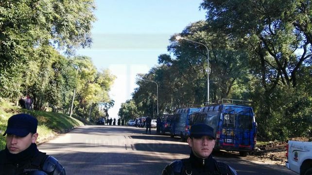 En medio de un fuerte operativo policial desalojan a una familia en calle Churruarín