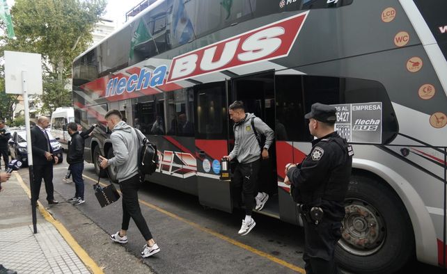 Por qué el micro de Peñarol llegó al hotel de Rosario con varios vidrios rotos